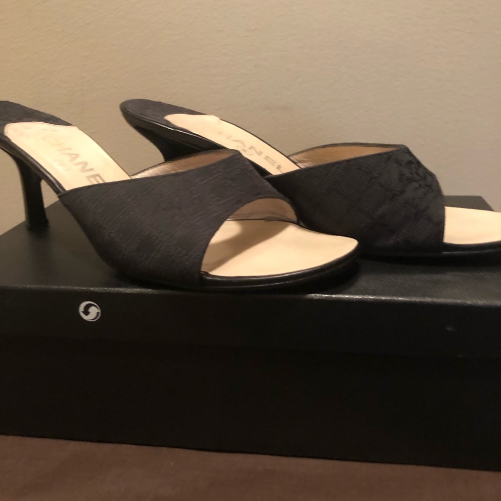 Gorgeous Chanel black logo mules with patent leather logo kitten heel (38M) 🇫🇷